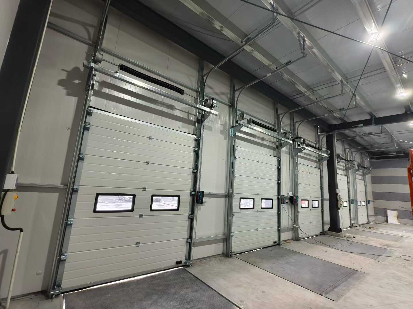 Βιομηχανικές τμηματικές πόρτες και επιπέδωση αποβάθρας Αποστολή για Έργα Αποθήκης